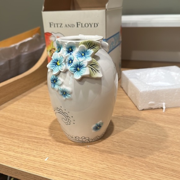 Fitz and Floyd Paisley Park Friendship Vase - Picture 3 of 6